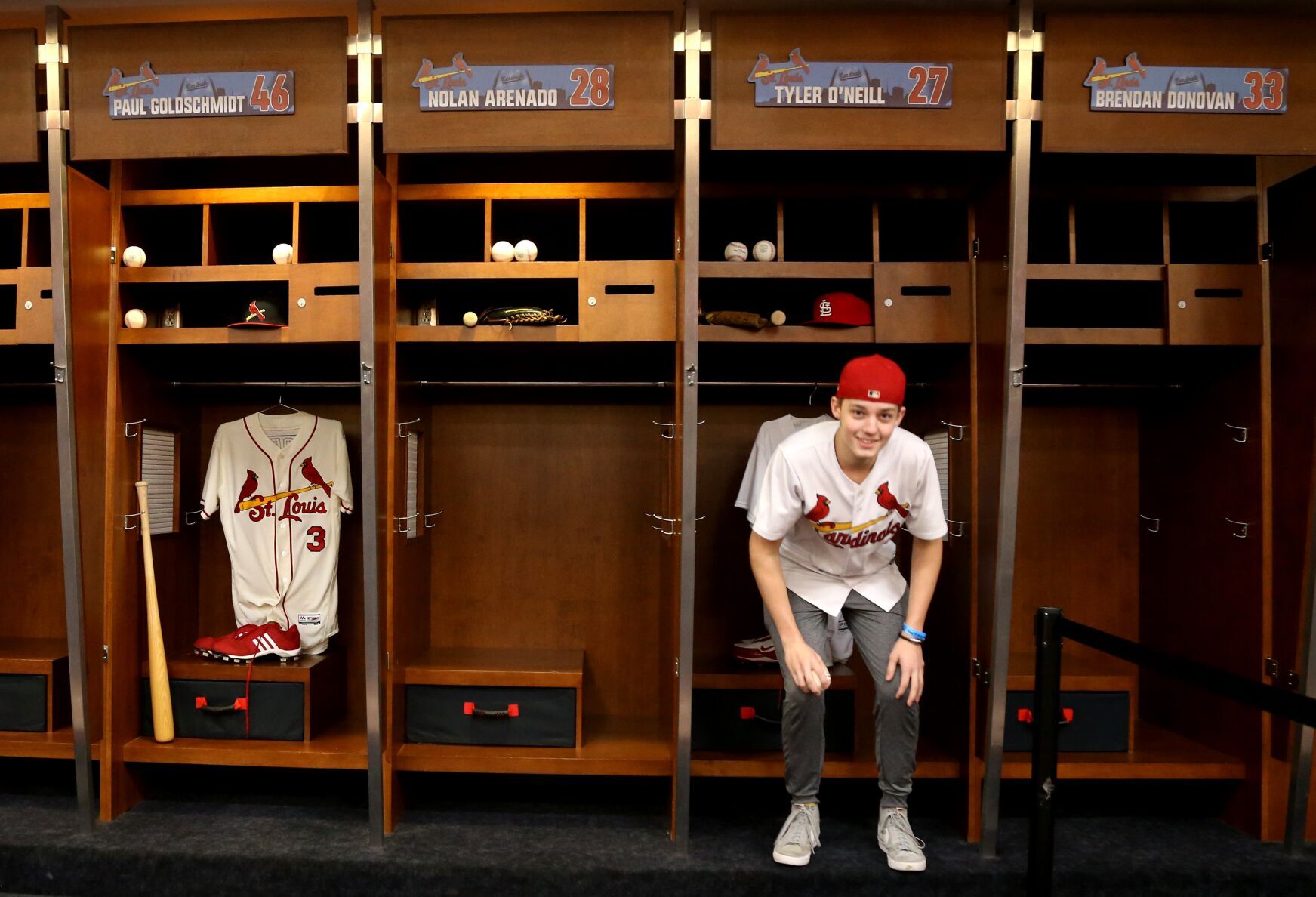 Fans tour clubhouse at the Cardinals' Winter Warm-Up